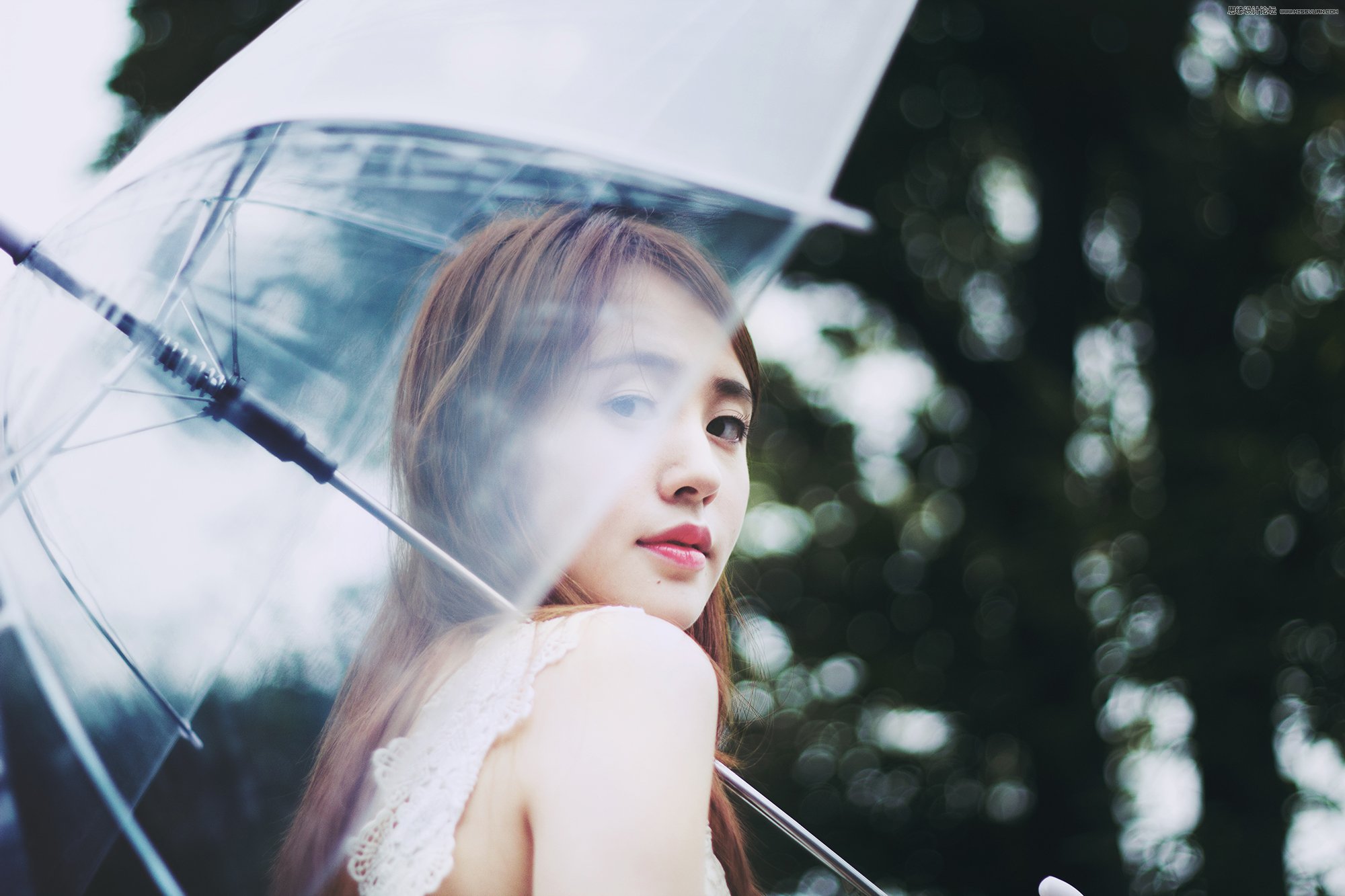 PS調出外景雨季人像照片清新藝術效果