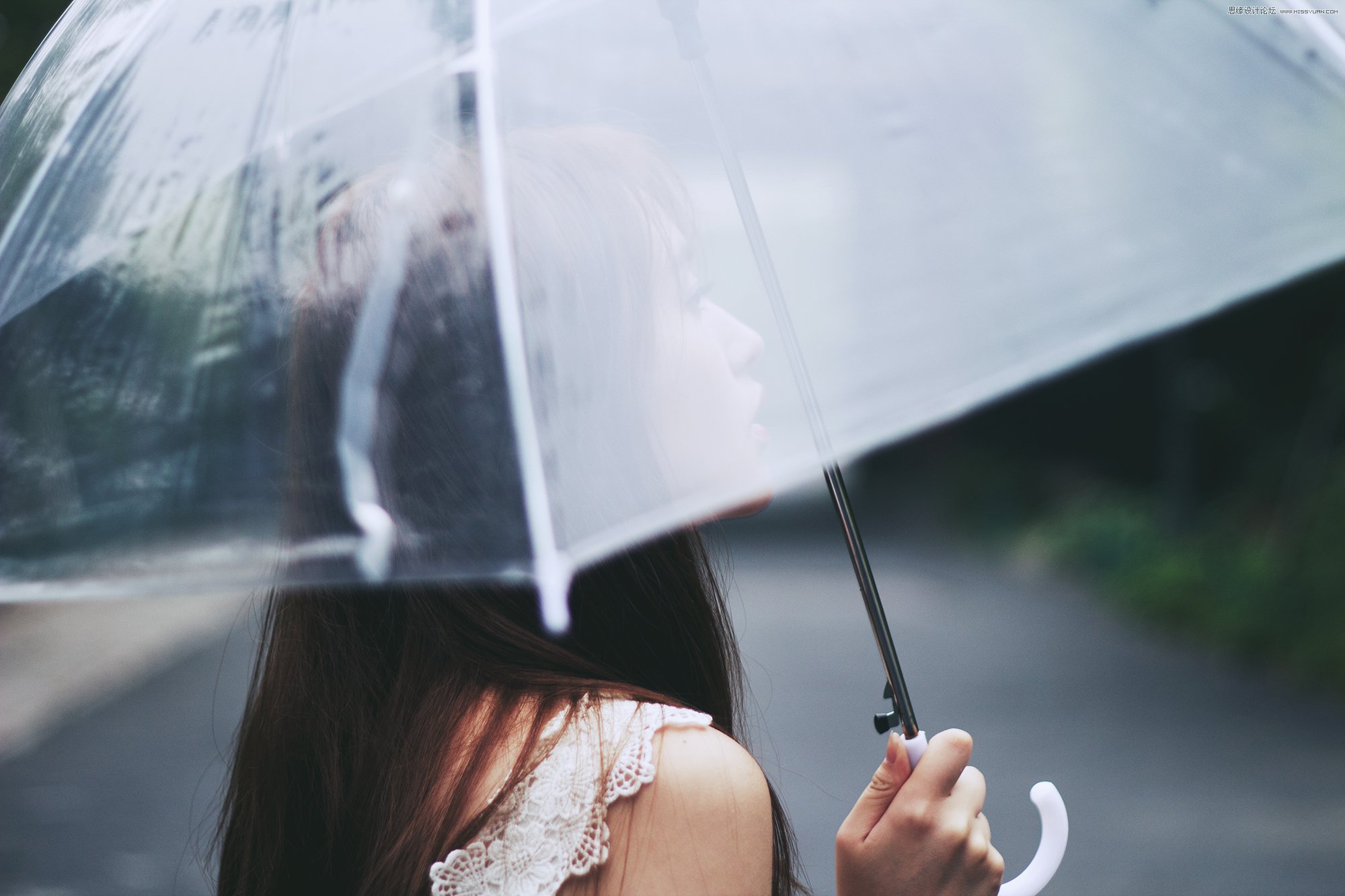PS調出外景雨季人像照片清新藝術效果