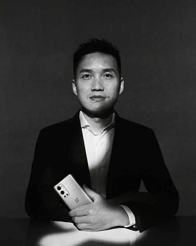 一加與 OPPO 合并，消息稱劉作虎或?qū)⑷ピ燔? /></center>  </p>
<p>　　據(jù)《深網(wǎng)》報道，OPPO 和一加相關(guān)人士雙方均證實了合并一事。綜合多位知情人士提供的信息，OPPO 和一加此番調(diào)整背后主要有兩方面原因，一是通過打通內(nèi)部架構(gòu)，更高效的參與手機市場，尤其是高端市場的競爭;二是通過組織和人事調(diào)整，讓劉作虎去為造車做準備。此前有消息稱，OPPO 創(chuàng)始人陳明永已經(jīng)在新能源車的產(chǎn)業(yè)鏈資源和人才方面摸底、調(diào)研。</p>
<p>　　OPPO 和一加都是廣州歐加控股有限公司控股的企業(yè)，但雙方除了供應鏈和生產(chǎn)共用之外，品牌一直是獨立運營，市場定位也有差異。不過這兩年情況出現(xiàn)變動，2020 年 5 月，劉作虎回歸 OPPO 出任首席產(chǎn)品官，負責 OPPO、一加的產(chǎn)品線。2021 年 3 月，一加新款手機一加 9 系列放棄了原來的氫 OS，采用與 OPPO 手機相同的 ColorOS 操作系統(tǒng)。</p>
<p><strong>特別提醒：</strong>本網(wǎng)信息來自于互聯(lián)網(wǎng)，目的在于傳遞更多信息，并不代表本網(wǎng)贊同其觀點。其原創(chuàng)性以及文中陳述文字和內(nèi)容未經(jīng)本站證實，對本文以及其中全部或者部分內(nèi)容、文字的真實性、完整性、及時性本站不作任何保證或承諾，并請自行核實相關(guān)內(nèi)容。本站不承擔此類作品侵權(quán)行為的直接責任及連帶責任。如若本網(wǎng)有任何內(nèi)容侵犯您的權(quán)益，請及時聯(lián)系我們，本站將會在24小時內(nèi)處理完畢。</p>
</p></div>
<div></div>
<p>              </p>
		</article>
								            <div   id=