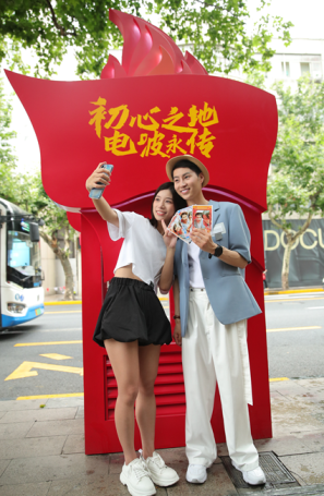 上海的電話亭,紅了!