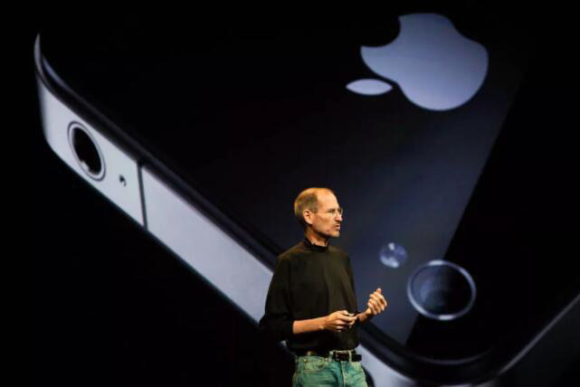 蘋果回憶：為證明 iPhone 結實，喬布斯拿起手機就往地上摔