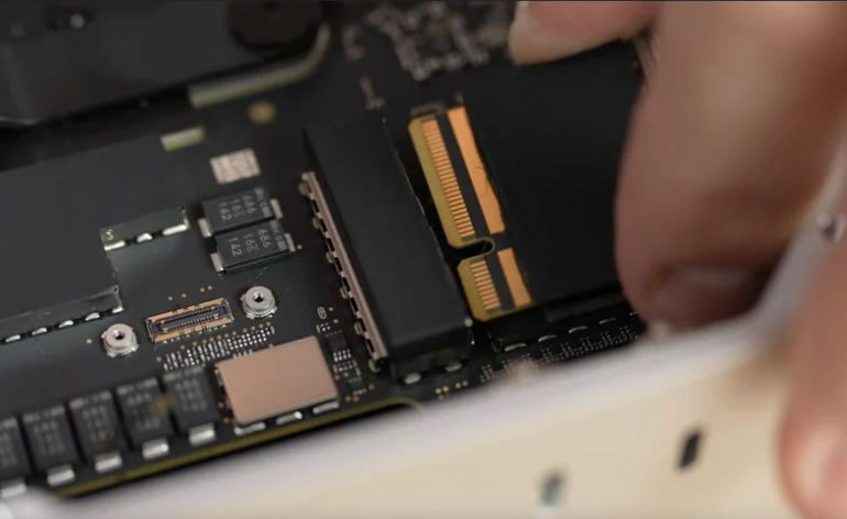 由于軟件限制，蘋果 Mac Studio 用戶不可自行升級存儲：雖然拆解顯示 SSD 可拔插