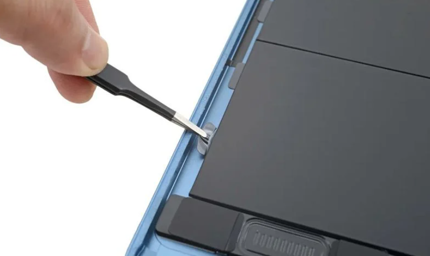 蘋果 iPad Air 5 拆解顯示:內(nèi)部配備拉片,便于更換電池